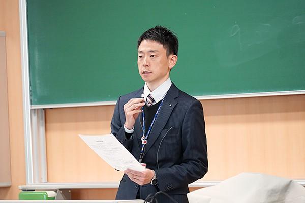 支援制度の利用方法を説明する就職部職員。